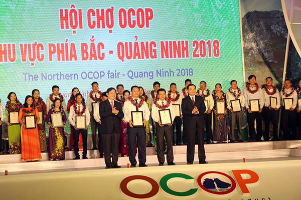 C&aacute;c gian h&agrave;ng đạt từ 3 sao đến 5 sao được nhận giấy chứng nhận của tỉnh Quảng Ninh