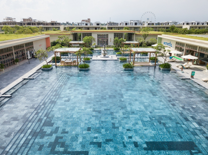 FLC Luxury Hotel Samson cũng sở hữu hai bể bơi hết sức ấn tượng tại khu courtyard: bể v&ocirc; cực trước cửa Aqua Beach Club v&agrave; bể nước n&oacute;ng trong nh&agrave;