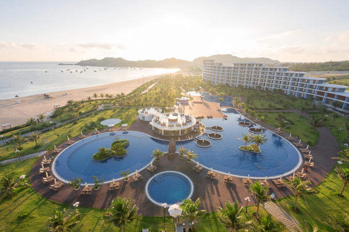 Quần thể nghỉ dưỡng FLC Quy Nhon Beach &amp;amp;amp; Golf Resort nằm ngay s&aacute;t biển Nhơn L&yacute; l&agrave; lựa chọn h&agrave;ng đầu cho du kh&aacute;ch muốn nghỉ dưỡng tại Quy Nhơn