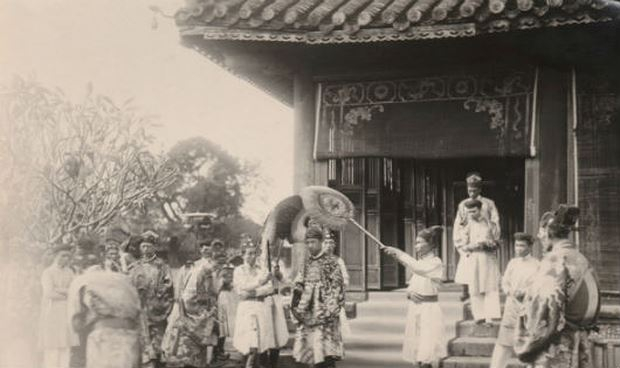 Huế 1926, Lễ đăng quang của Bảo Đại. Nh&agrave; vua viếng Thế miếu.