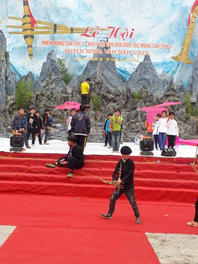 Năm nay lễ hội kh&egrave;n M&ocirc;ng do huyện Đồng Văn tổ chức.