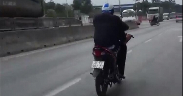 Xử phạt người đàn ông trong clip dùng chân lái xe máy phóng như bay trên quốc lộ 1A