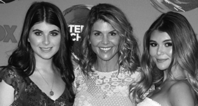 LoriLoughlin (giữa), nữ diễn vi&ecirc;n nổi tiếng Hollywood c&ugrave;ng con cả Isabella (tr&aacute;i) v&agrave; con &uacute;t Olivia (phải).