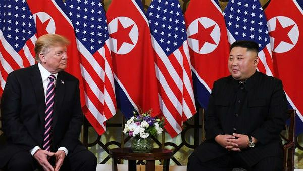 &Ocirc;ng Trump v&agrave; &ocirc;ng Kim tại hội nghị thượng đỉnh ở Việt Nam.