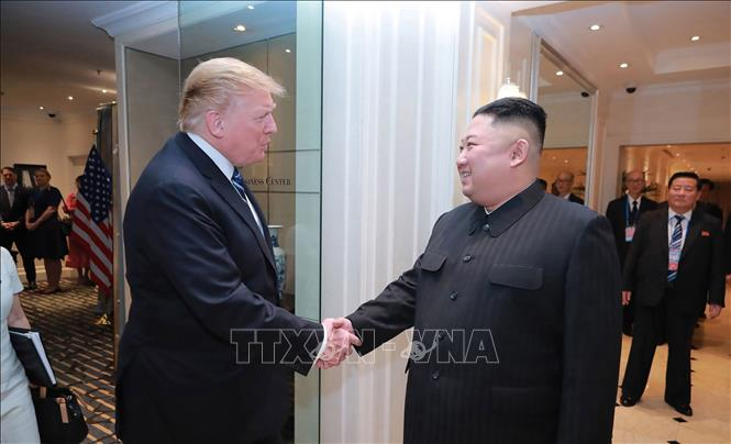 Tổng thống Mỹ Donald Trump (tr&aacute;i) v&agrave; nh&agrave; l&atilde;nh đạo Triều Ti&ecirc;n Kim Jong Un (phải) tại cuộc gặp ở H&agrave; Nội ng&agrave;y 28/2. Ảnh: AFP/TTXVN