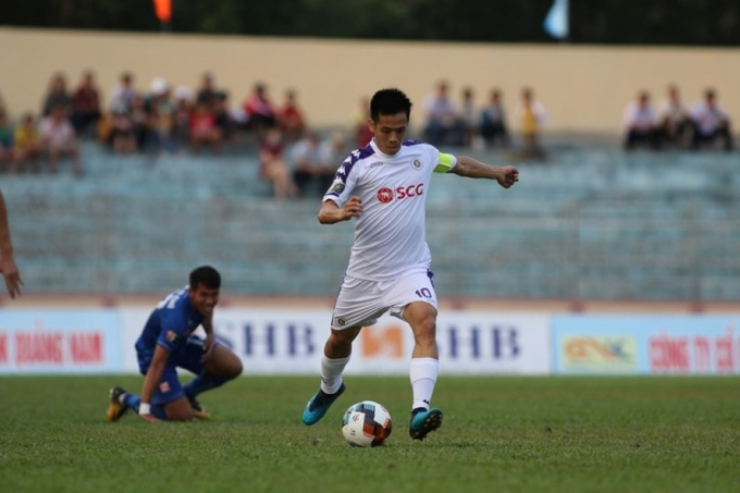Đội trưởng Văn Quyết s&uacute;t hỏng quả phạt 11m khiến CLB H&agrave; Nội thua đau Yangon United ngay tr&ecirc;n s&acirc;n nh&agrave;. Ảnh: VPF