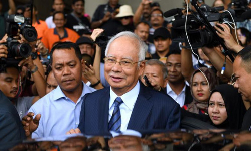 Cựu thủ tướng Malaysia Najib Razak rời một phi&ecirc;n t&ograve;a ở Kuala Lumpur th&aacute;ng 12/2018. Nguồn:&nbsp;AFP.