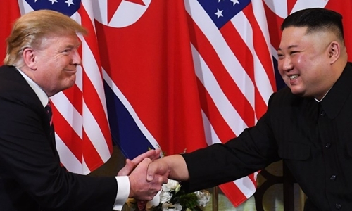 Tổng thống Mỹ Trump v&agrave; Chủ tịch Triều Ti&ecirc;n Kim Jong-un tại thượng đỉnh lần 2 ở H&agrave; Nội ng&agrave;y 27/2. Ảnh:&nbsp;AFP.