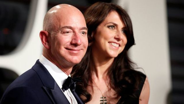 Nh&agrave; s&aacute;ng lập tập đo&agrave;n Amazon, tỷ ph&uacute; Jeff Bezos v&agrave; vợ cũ MacKenzie (Ảnh: Reuters)