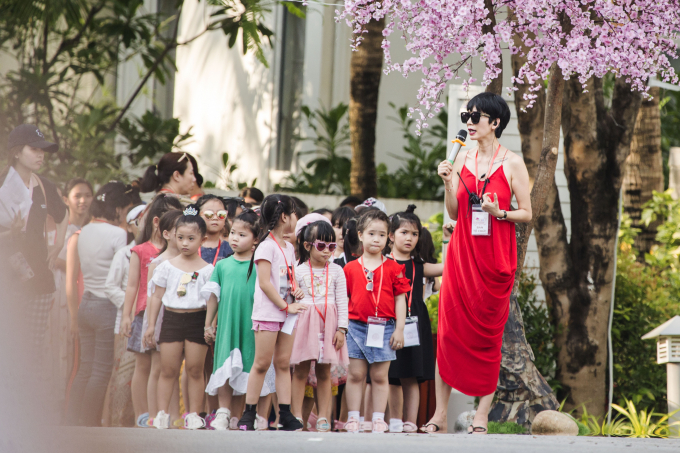 Xu&acirc;n Lan tổ chức show diễn cho trẻ em tại Top 1 khu nghỉ dưỡng biển sang trọng nhất thế giới tại Đ&agrave; Nẵng