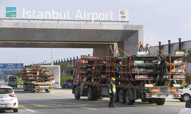Khoảng 45 ng&agrave;n tấn thiết bị của Turkish Airlines đ&atilde; vượt chặng đường hơn 30km về ph&iacute;a bắc để đến s&acirc;n bay mới Istanbul.