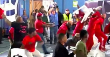 Clip: Nghị sĩ Nam Phi đánh nhau trên sóng truyền hình trực tiếp