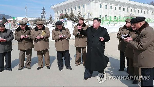 &Ocirc;ng Kim Jong-un&nbsp;tại buổi l&agrave;m việc. (Ảnh: Yonhap)