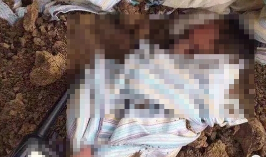 Điện Biên: Bé trai sơ sinh bị chôn vùi trước cửa nhà kho, trên đầu và lưng bị vật nhọn đâm trúng