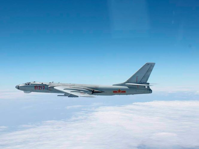 Một chiếc m&aacute;y bay n&eacute;m bom H-6 của Trung Quốc đang bay tr&ecirc;n v&ugrave;ng trời giữa đảo ch&iacute;nh của quần đảo Okinawa v&agrave; đảo nhỏ hơn Miyako ph&iacute;a năm Nhật Bản v&agrave;o ng&agrave;y 27/10/ 2013&nbsp;(Reuters)