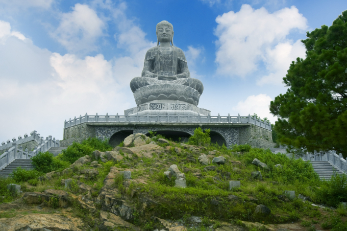 Đại Phật tượng l&agrave;m bằng đ&aacute; c&oacute; chiều cao 27 m&eacute;t, nặng 3.000 tấn. Ảnh internet