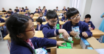 Nhiều lợi ích không ngờ, phụ huynh Hà Nội "ngất ngây" với Sữa học đường