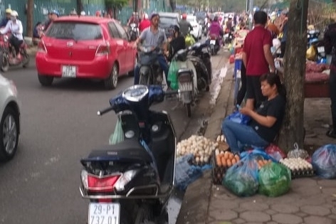 Dịch Vọng Hậu (Cầu Giấy): Không có chuyện bảo kê ở chợ tạm trên phố Trần Quốc Vượng