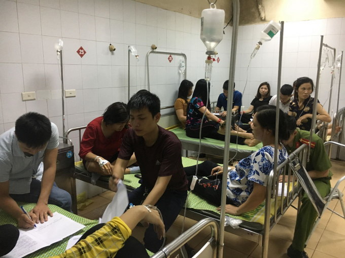 C&ocirc;ng nh&acirc;n nhập viện nghi ngộ độc thực phẩm được điều trị tại bệnh viện đa khoa tỉnh Hải Dương