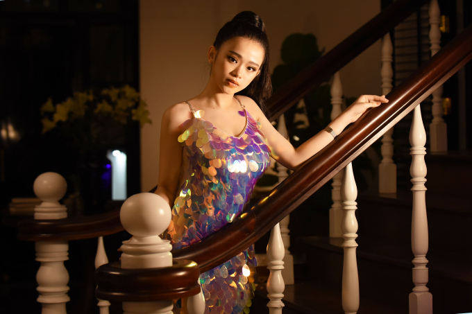 Hot girl Linh Ka khoe ngực &ldquo;khủng&rdquo; trong MV đầu tay của Dương Minh Tuấn