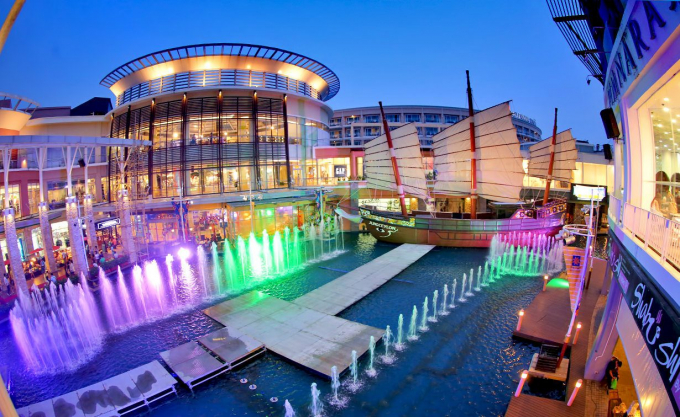 C&aacute;c trung t&acirc;m thương mại, phố mua sắm ở Phuket lu&ocirc;n thu h&uacute;t h&agrave;ng vạn du kh&aacute;ch (Internet)