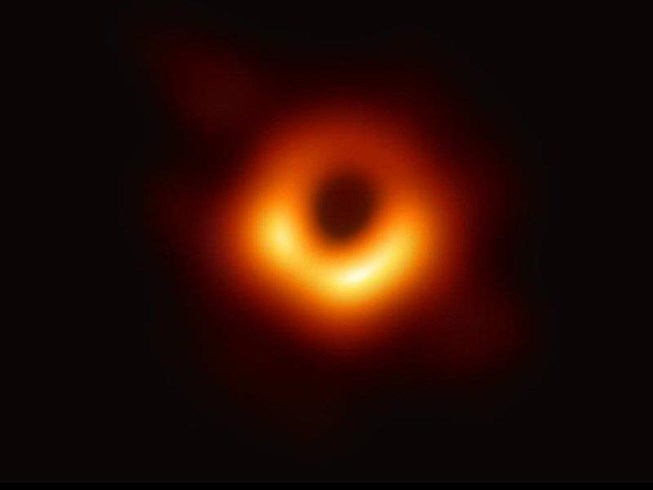 Bức ảnh Hố đen vũ trụ đầu ti&ecirc;n vừa được c&aacute;c nh&agrave; thi&ecirc;n văn học thế giới c&ocirc;ng bố. Ảnh: AFP