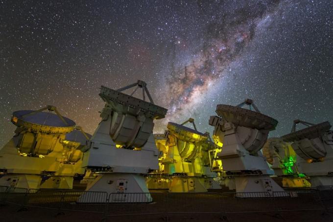 K&iacute;nh viễn vọng được triển khai ở Chile trong dự &aacute;n EHT. Ảnh: ESO