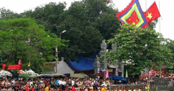 Du khách thập phương ùn ùn kéo đến tham dự lễ hội làng Thượng Cát