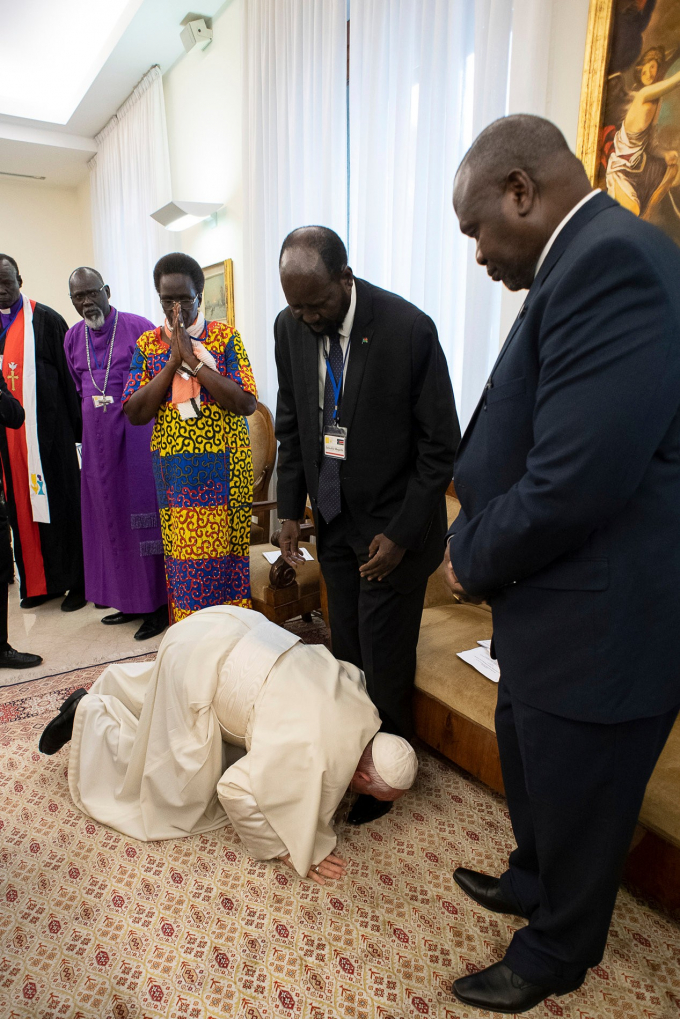 Gi&aacute;o Ho&agrave;ng Pope Francis mới đ&acirc;y đ&atilde; g&acirc;y x&uacute;c động mạnh khi khi&ecirc;m nhường quỳ xuống một c&aacute;ch kh&oacute; khăn để h&ocirc;n l&ecirc;n đ&ocirc;i gi&agrave;y của nh&agrave; l&atilde;nh đạo đối lập ch&iacute;nh quyền Nam Sudan trong mong muốn tha thiết giữ g&igrave;n một nền h&ograve;a b&igrave;nh cho người d&acirc;n nước n&agrave;y. (Nguồn:&nbsp;nguoiduatin.vn).