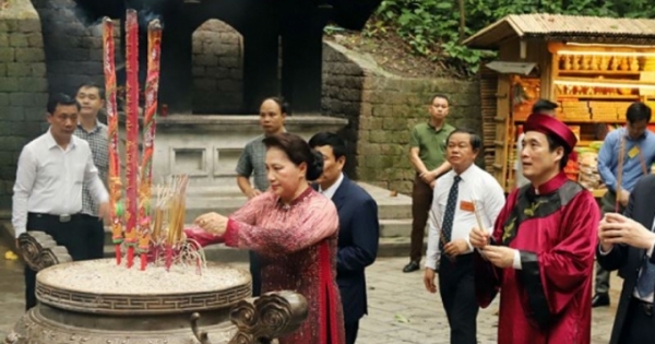 Chủ tịch QH Nguyễn Thị Kim Ngân kính cẩn dâng hương tưởng niệm các vua Hùng