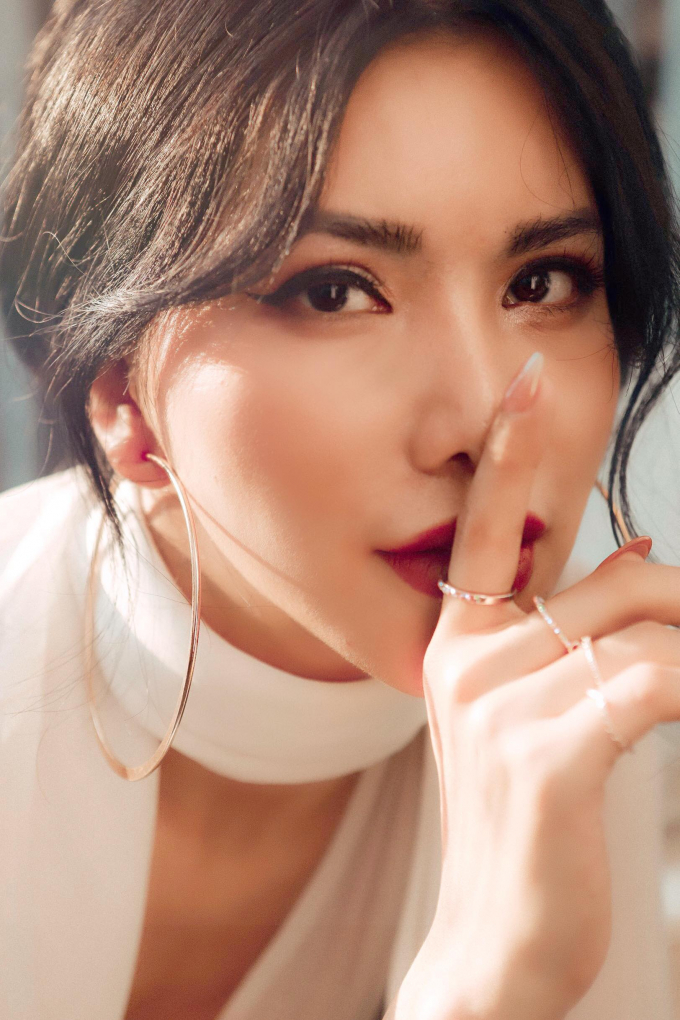 Hoa hậu Loan Vương sang Singapore dự triển l&atilde;m du thuyền 2019