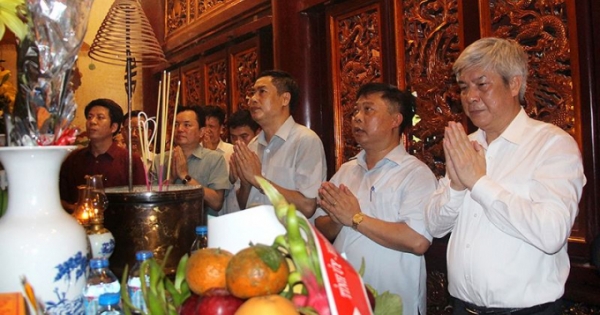 Đoàn đại biểu tỉnh Sơn La dâng hương tưởng niệm các Vua Hùng