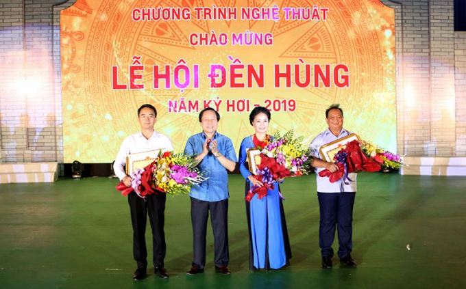 Đại diện tỉnh Sơn La nhận bằng khen v&agrave; hoa của UBND tỉnh Ph&uacute; Thọ.