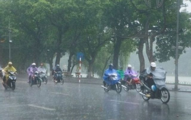 Sau ng&agrave;y Giỗ Tổ, H&agrave; Nội s&aacute;ng mưa to, chiều hửng nắng