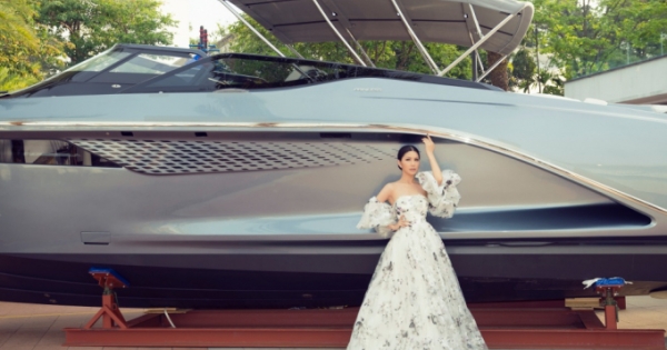 Hoa hậu Loan Vương thả dáng bên du thuyền triệu đô ở Singapore
