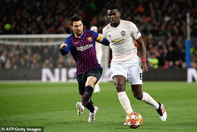 Pogba v&agrave; Messi trong một t&igrave;nh huống tranh chấp b&oacute;ng