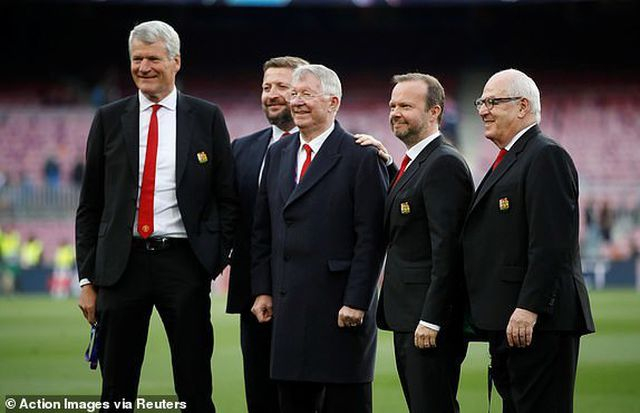 Sir Alex Ferguson v&agrave; c&aacute;c huyền thoại Man Utd đ&atilde; c&oacute; mặt ở s&acirc;n Nou Camp