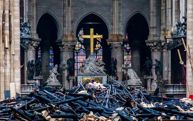 Cảnh tượng ngổn ngang tại Nh&agrave; thờ Đức B&agrave; Paris sau vụ hỏa hoạn.&nbsp; (Ảnh: Reuters)