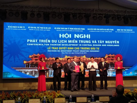 Thủ tướng Nguyễn Xu&acirc;n Ph&uacute;c trao quyết định đầu tư cho c&aacute;c tỉnh miền Trung - T&acirc;y Nguy&ecirc;n.