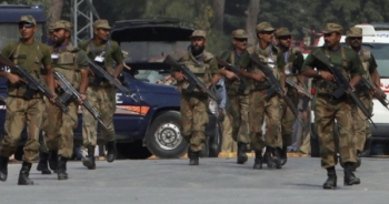 Quân đội Pakistan đánh sập cả tòa nhà để tiêu diệt khủng bố
