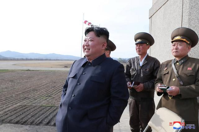 Nh&agrave; l&atilde;nh đạo Triều Ti&ecirc;n Kim Jong-un thị s&aacute;t một cuộc diễn tập kh&ocirc;ng qu&acirc;n h&ocirc;m 17/4. (Ảnh: Reuters)