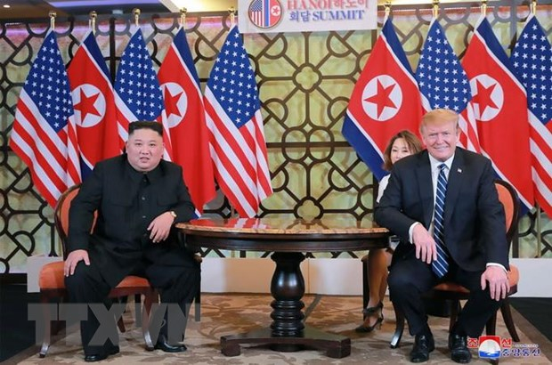 Tổng thống Mỹ Donald Trump (phải) v&agrave; nh&agrave; l&atilde;nh đạo Triều Ti&ecirc;n Kim Jong-un (tr&aacute;i) tại cuộc gặp ở H&agrave; Nội ng&agrave;y 28/2/2019. (Ảnh: AFP/TTXVN)