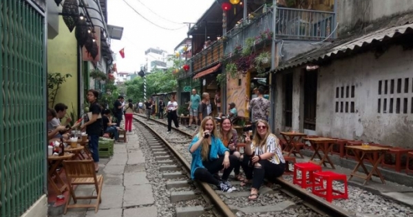 Cà phê đường tàu ở Hà Nội: Mất an toàn đường sắt sao vẫn tồn tại?