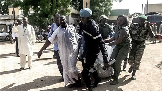 Lực lượng an ninh Cameroon chuyển một nạn nh&acirc;n vụ tấn c&ocirc;ng được cho l&agrave; do phiến qu&acirc;n Boko Haram tiến h&agrave;nh ở th&agrave;nh phố miền Bắc Maroua. Ảnh tư liệu: AFP/TTXVN.