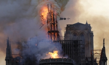 Hình ảnh quốc tế ấn tượng trong tuần: Ngọn lửa hung bạo bao trùm nhà thờ Đức Bà Paris