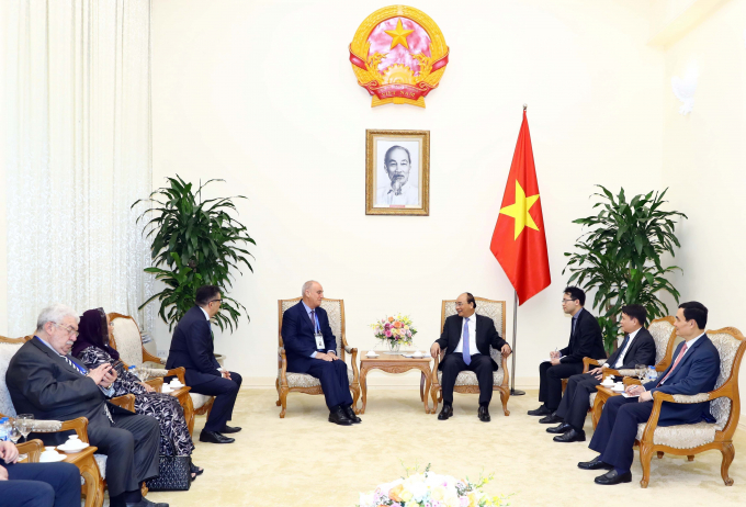 Thủ tướng Nguyễn Xu&acirc;n Ph&uacute;c v&agrave; c&aacute;c Trưởng đo&agrave;n tại buổi tiếp.
