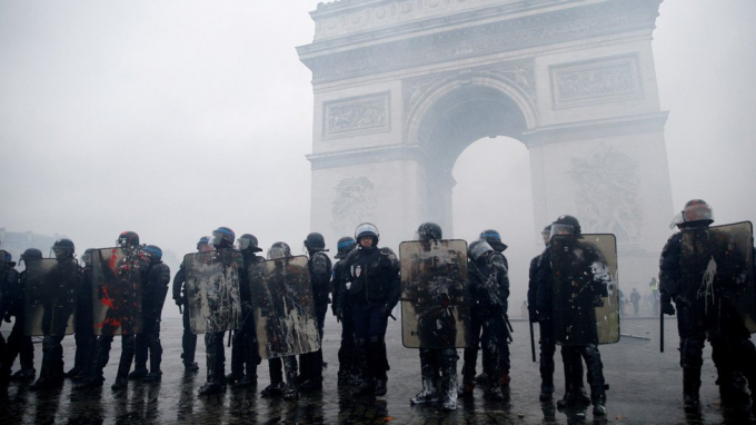 &nbsp;Lực lượng cảnh s&aacute;t chống bạo động tại Paris, Ph&aacute;p. (Ảnh: Reuters)
