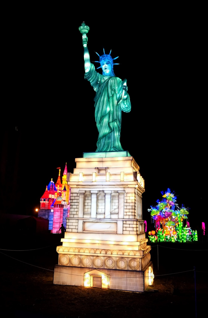 M&ocirc; h&igrave;nh tượng Nữ thần Tự do, biểu tượng của New York, Mỹ, cũng g&oacute;p mặt trong khu&ocirc;n vi&ecirc;n.