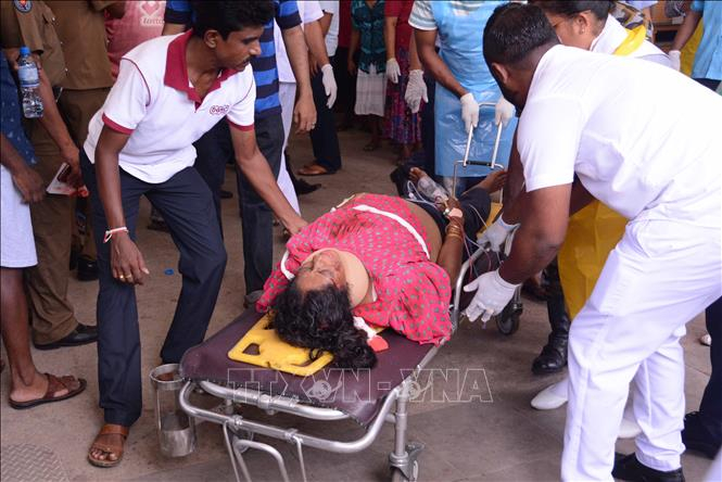 Chuyển nạn nh&acirc;n bị thương tại hiện trường một vụ nổ tại Negombo, ph&iacute;a Bắc thủ đ&ocirc; Colombo sau loạt vụ đ&aacute;nh bom ở Sri Lanka, ng&agrave;y 21/4/2019. Ảnh: THX/TTXVN