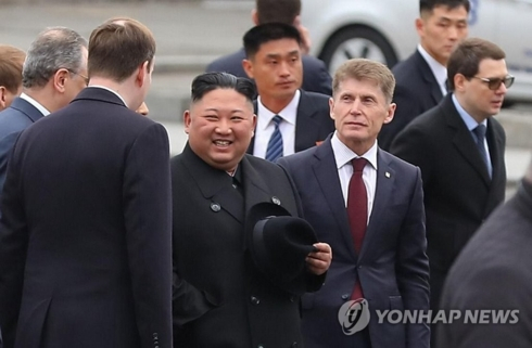&Ocirc;ng Kim Jong Un tươi cười khi đến th&agrave;nh phố&nbsp;Vlapostok của Nga. Ảnh: Yonhap.